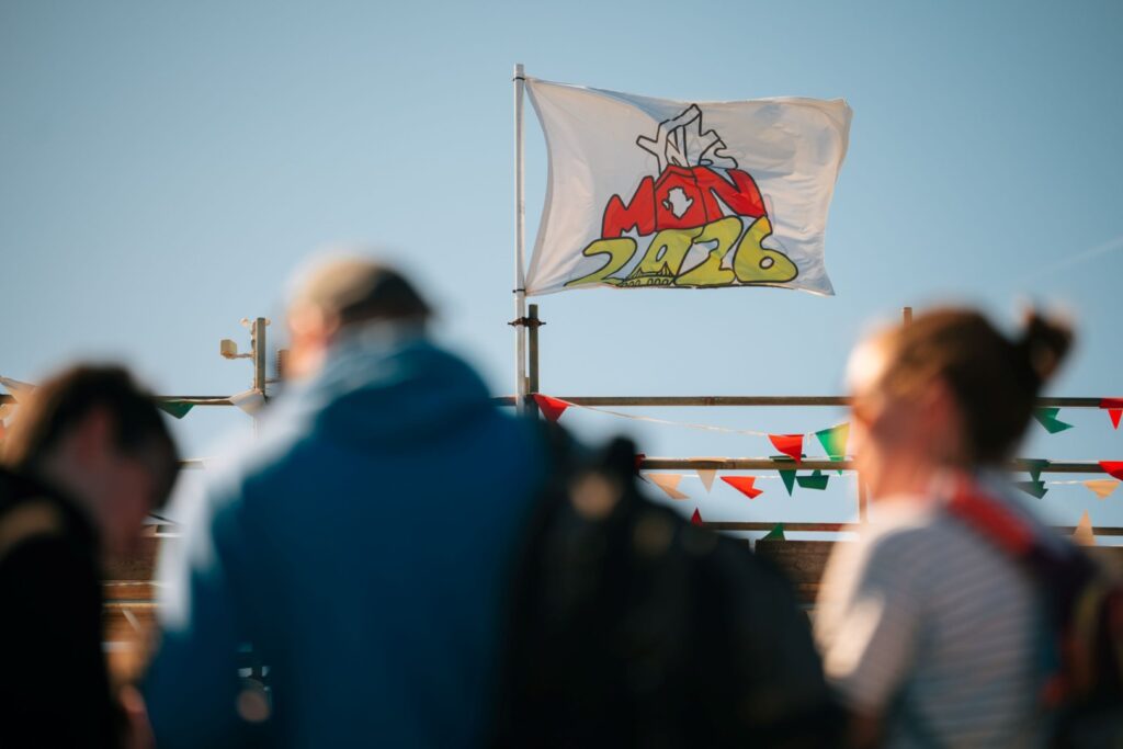 Baner Eisteddfod yr Urdd Ynys Môn 2026 ar y maes