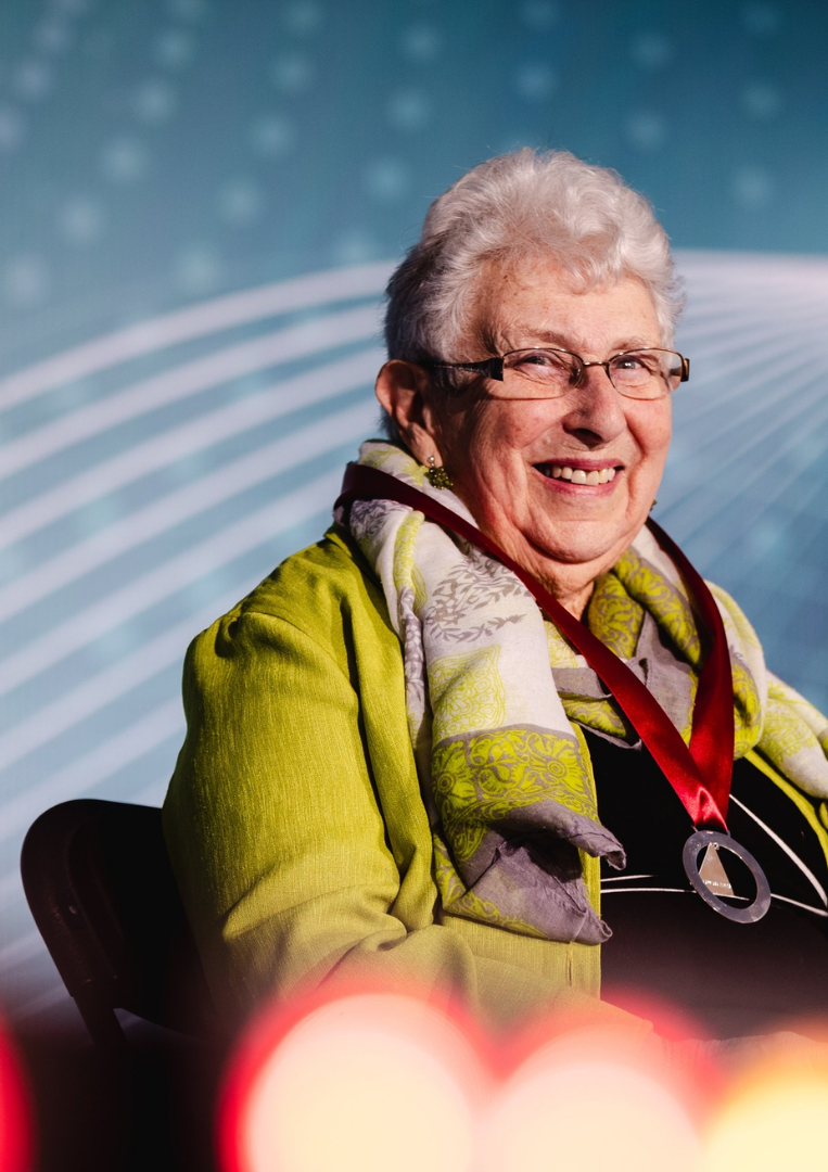 Menna Williams yn derbyn Tlws John a Ceridwen Hughes, Uwchaled 2024