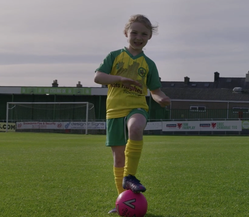 Prosiect Plethu 2022: Clwb Pêl -droed Merched Caernarfon x Côr Arwyddo Lleisiau Llawen