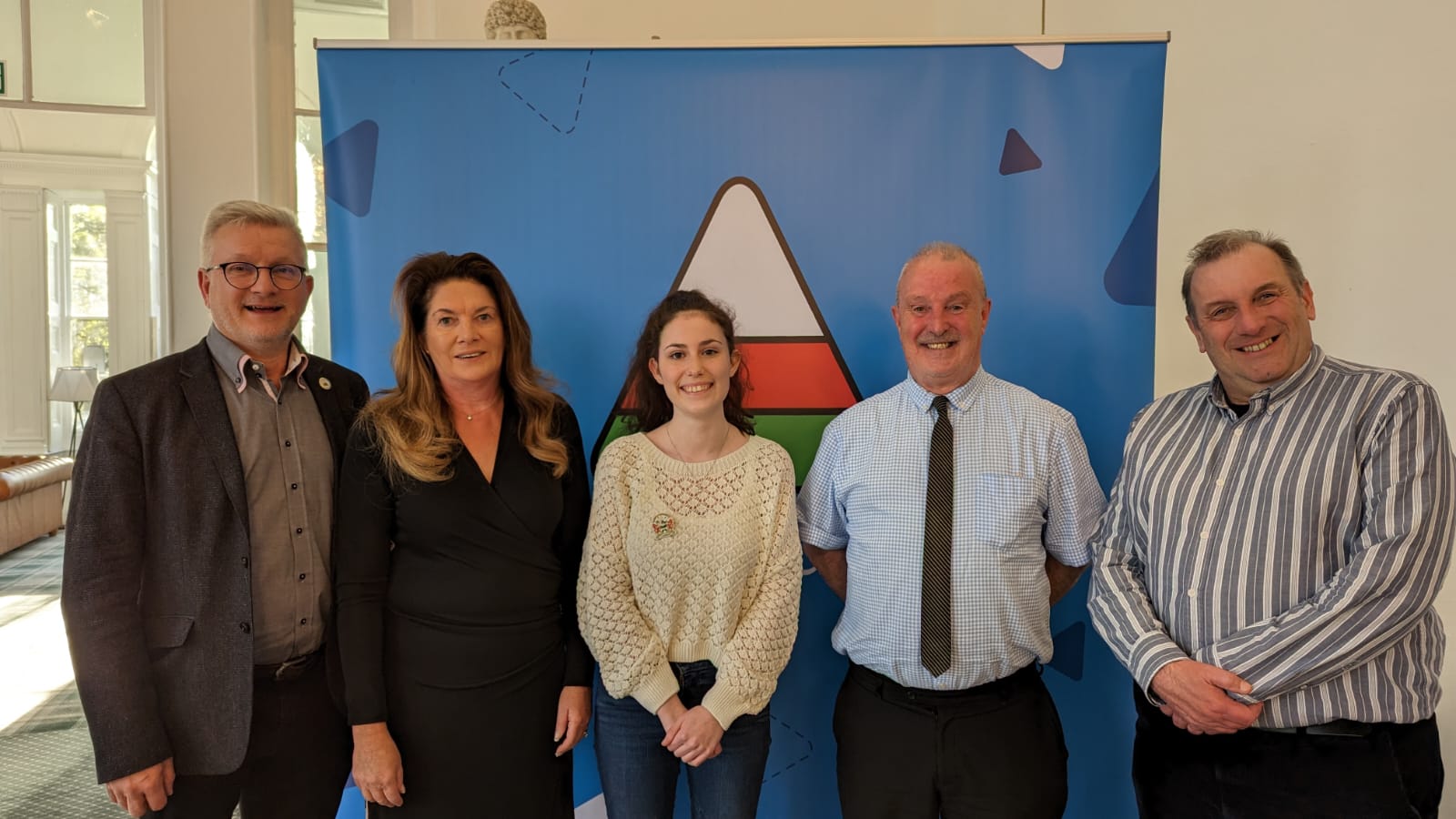 W Dyfrig Davies, Cadeirydd yr Urdd; Siân Eirian, Cyfarwyddwr Eisteddfod yr Urdd; Maddie Pritchard, Maer Ieuenctid Cyngor Castell-nedd Port Talbot; Steve Hunt, Arweinydd Cyngor Castell-nedd Port Talbot; Alun Llywelyn, Dirprwy Arweinydd Cyngor Castell-nedd 